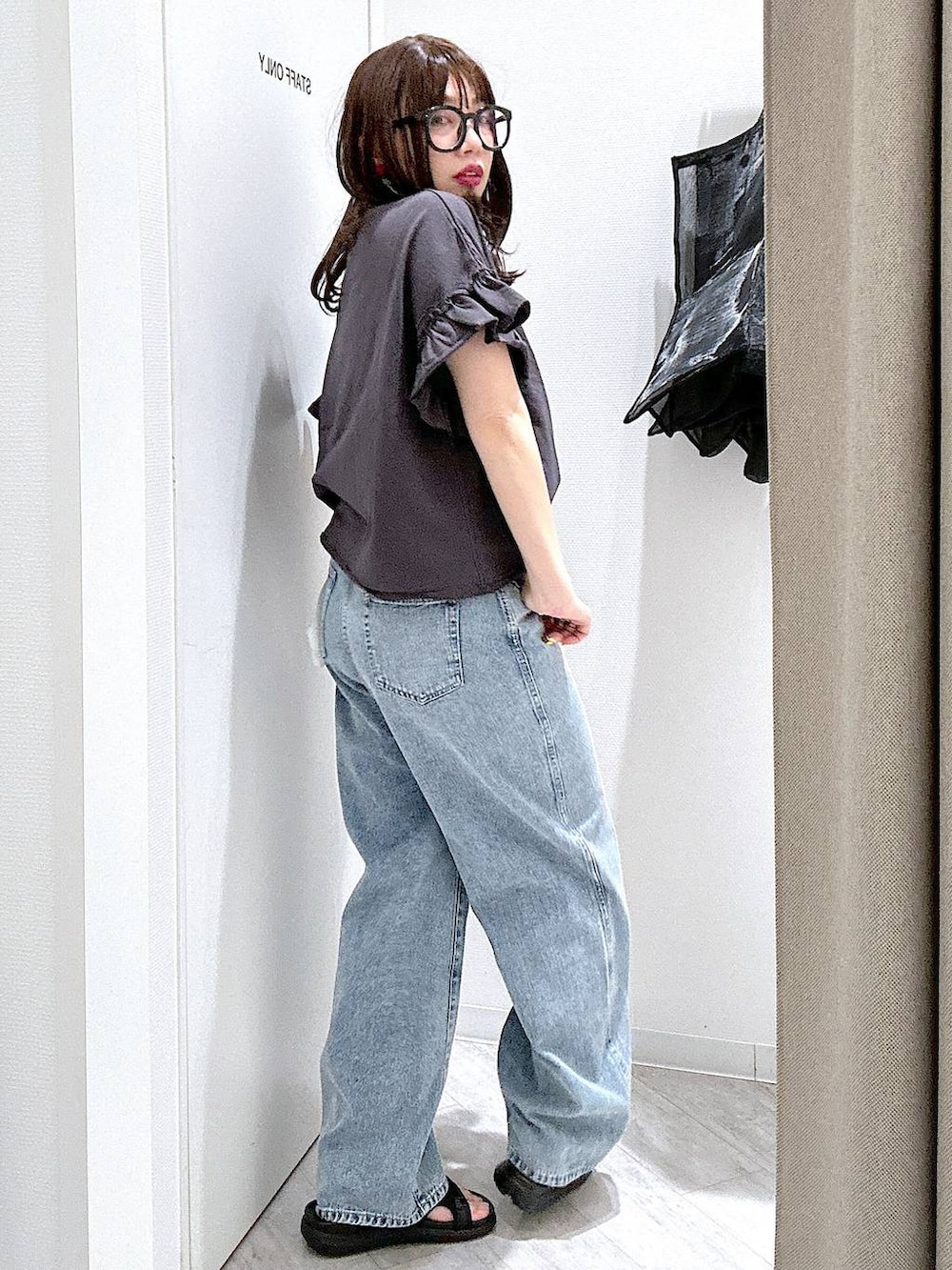 「Tシャツ、GOOD DENIM_GLOBAL WORK、ラフ、デニムパンツ、体型カバー、カジュアル、ママコーデ、楽ちんコーデ、ベーシック/シンプル、着痩せ・細見え、まちがいない服_GLOBAL WORK、ヘビロッTEE_GLOBAL WORK、スカーフ、サンダル」｜「GLOBAL WORKのGOODデニムバギーパンツ/118365（デニムパンツ、ブルー系）」を使った、gwtoiさん（レディース・159cm）の春コーディネートの5枚目の写真