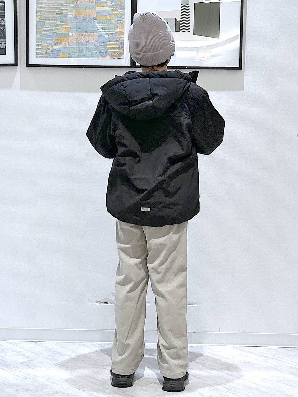 ブラック系のブルゾン、グレー系のその他パンツ、グリーン系のスウェットを着用したキッズの秋コーディネートの5枚目の写真