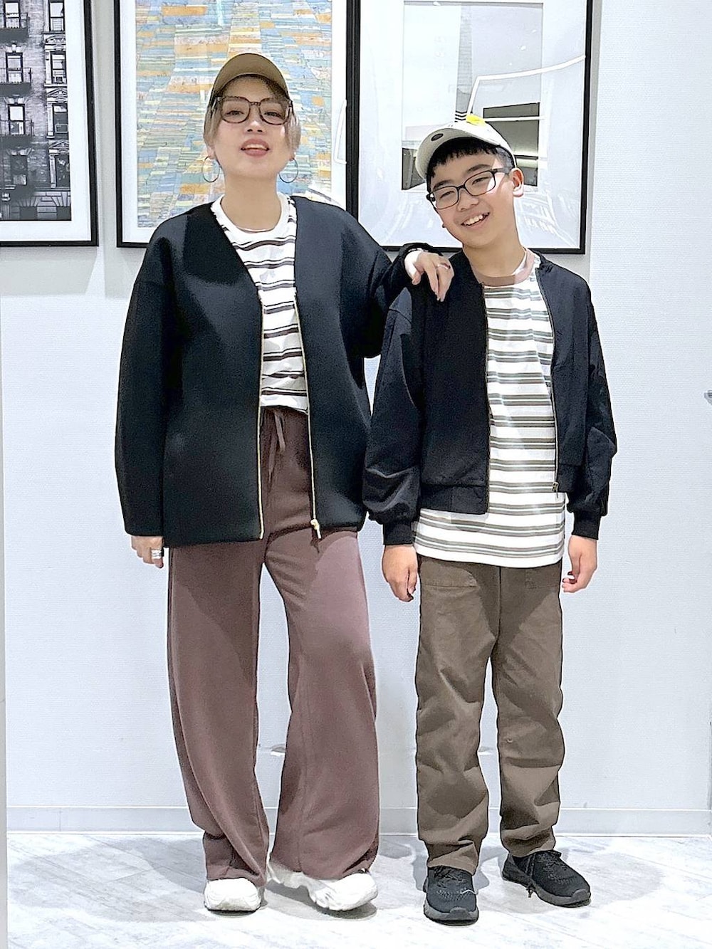 ブラック系のブルゾン、ブラウン系のデニムパンツ、ブラウン系のスウェットパンツを着用したキッズの春コーディネートの8枚目の写真