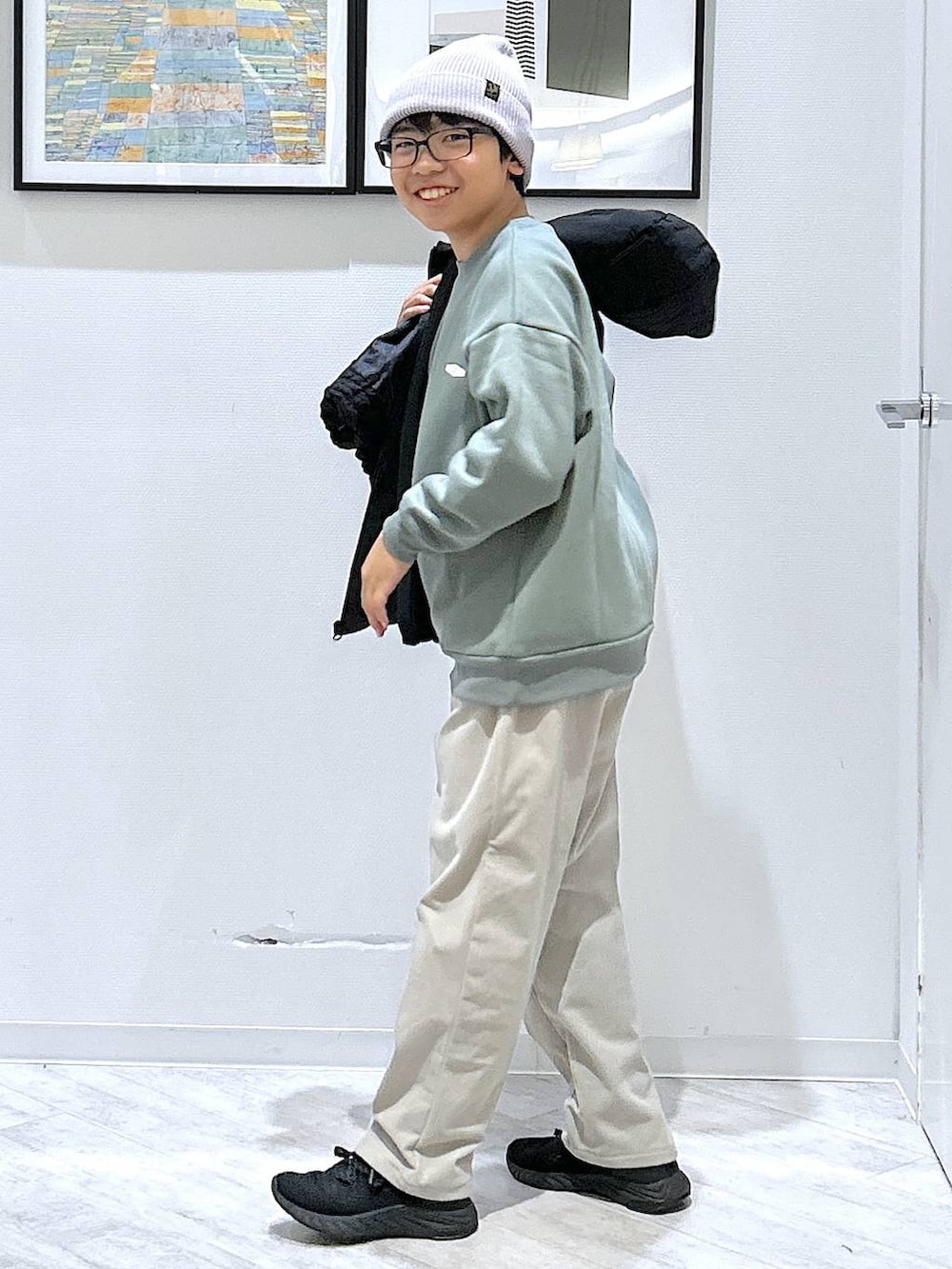 ブラック系のブルゾン、グレー系のその他パンツ、グリーン系のスウェットを着用したキッズの秋コーディネートの8枚目の写真