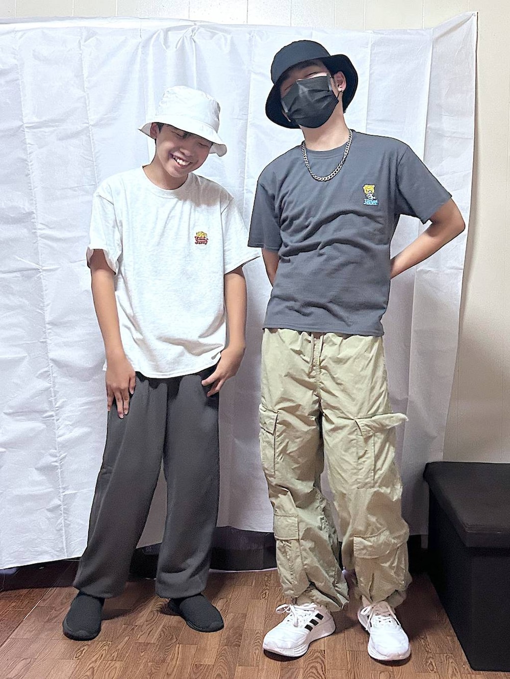 ブラック系のTシャツ/カットソー、ホワイト系のTシャツ/カットソー、ブラウン系のスウェットパンツを着用したキッズの秋コーディネートの2枚目の写真