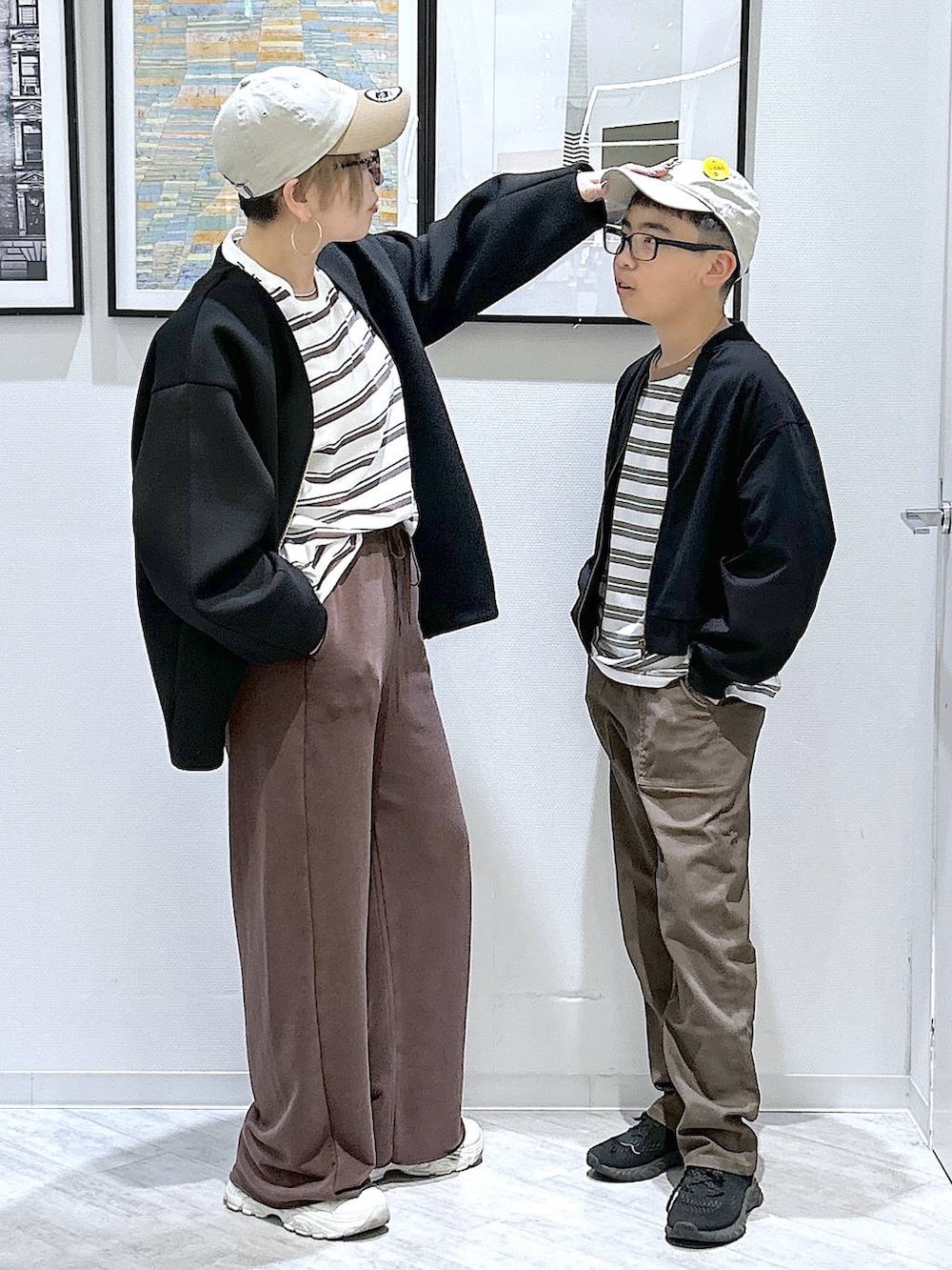 ブラック系のブルゾン、ブラウン系のデニムパンツ、ブラウン系のスウェットパンツを着用したキッズの春コーディネートの7枚目の写真