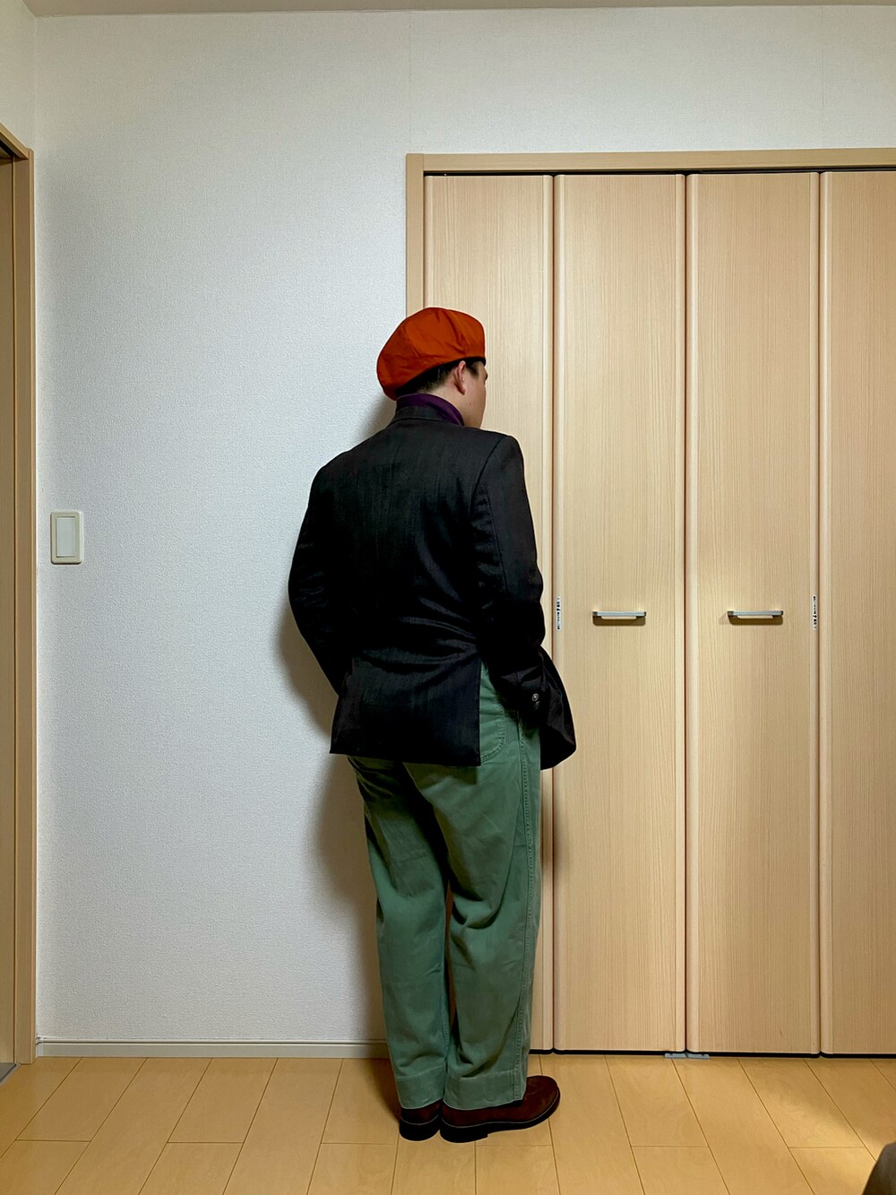 ブラウン系のテーラードジャケット、グリーン系のチノパンツ、ブラウン系のローファーを着用したメンズの冬コーディネートの4枚目の写真