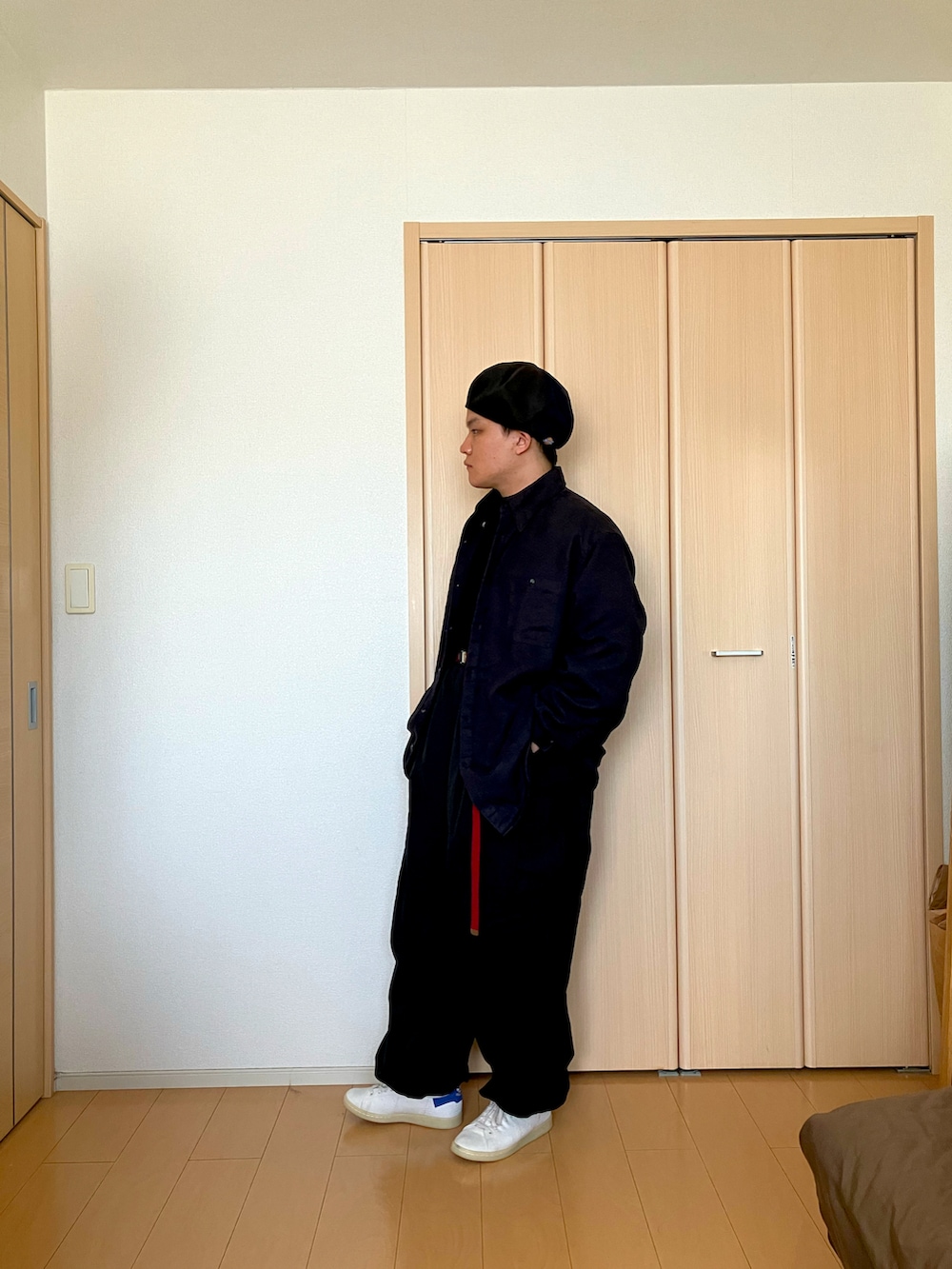 ブラック系のシャツ/ブラウス、ブラック系のTシャツ/カットソー、ベージュ系のカーゴパンツを着用したメンズの冬コーディネートの2枚目の写真