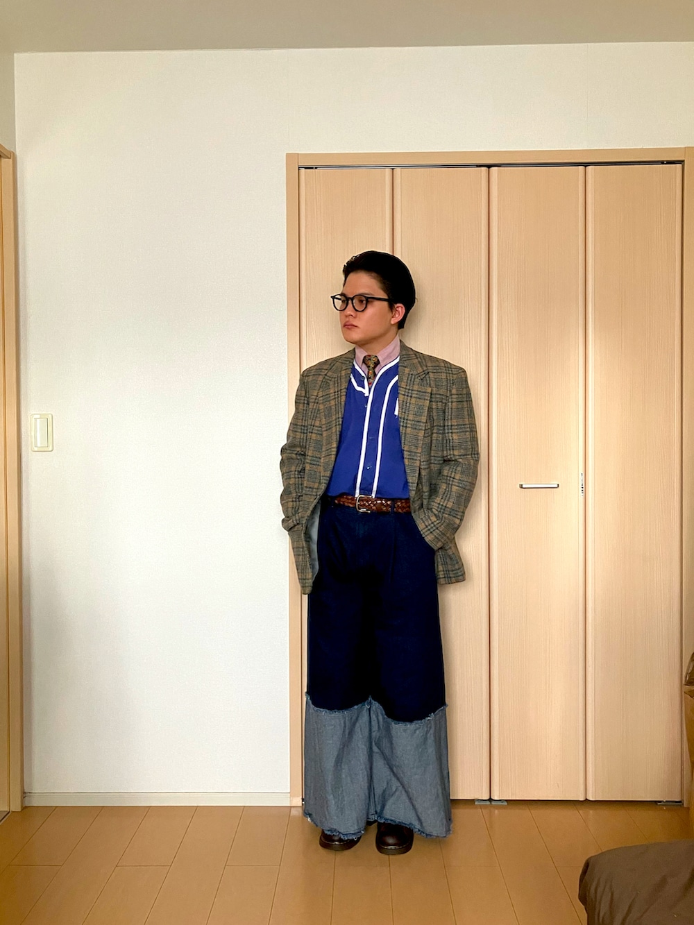 その他のテーラードジャケット、その他のネクタイ、ピンク系のシャツ/ブラウスを着用したメンズの冬コーディネートの2枚目の写真