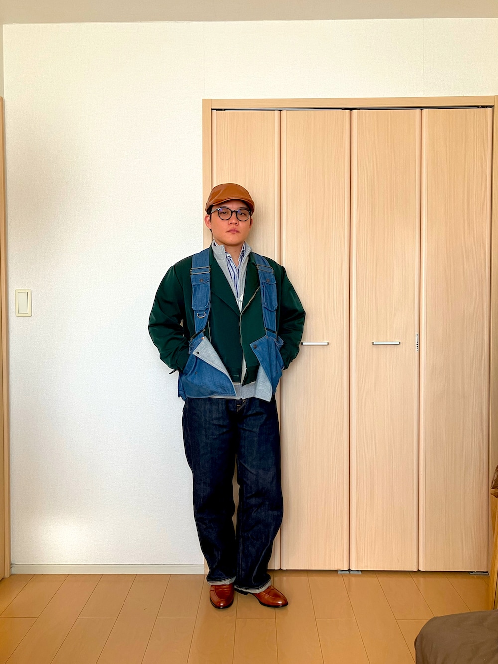 グリーン系のその他アウター、ブルー系のその他アウター、ホワイト系のシャツ/ブラウスを着用したメンズの冬コーディネートの3枚目の写真