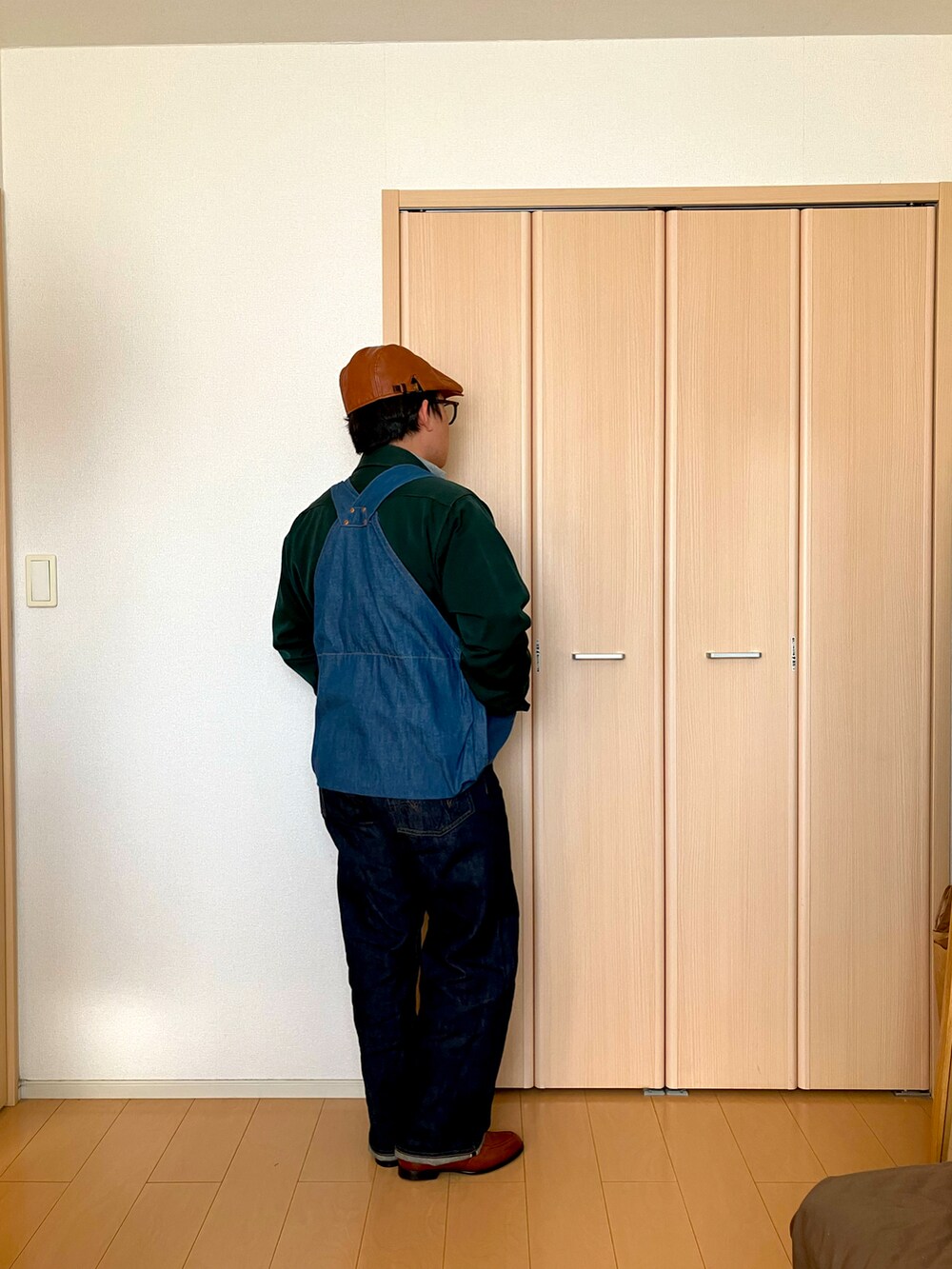 グリーン系のその他アウター、ブルー系のその他アウター、ホワイト系のシャツ/ブラウスを着用したメンズの冬コーディネートの2枚目の写真