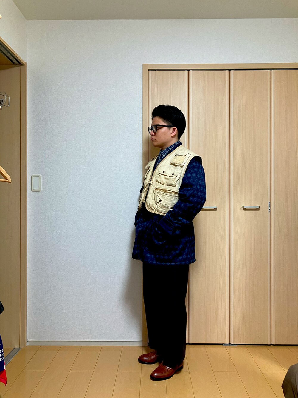 グレー系のスラックス、ブラウン系のローファー、ブラウン系のテーラードジャケットを着用したメンズの冬コーディネートの2枚目の写真