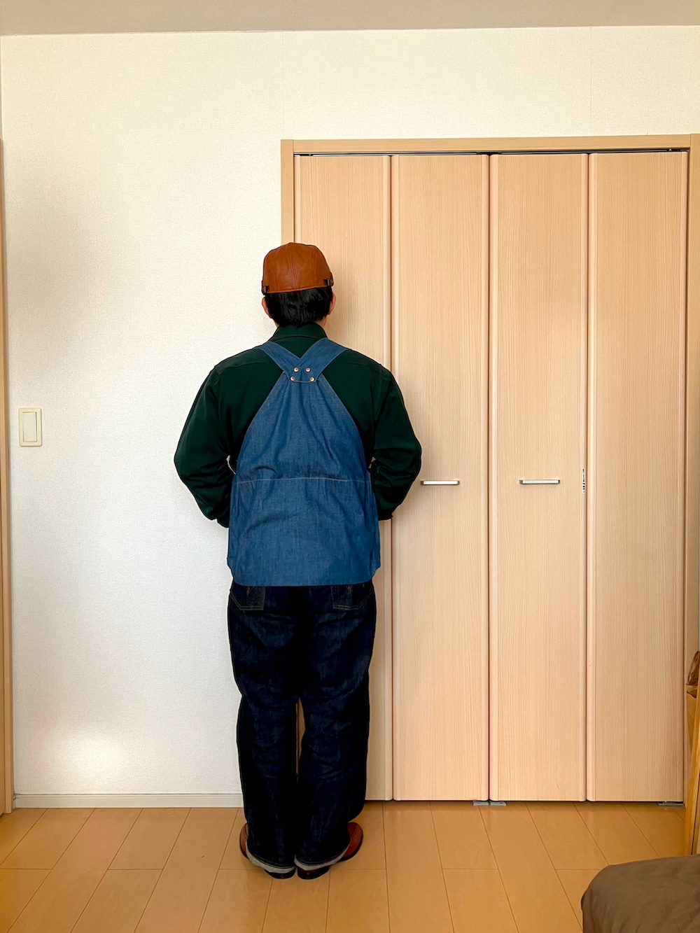 グリーン系のその他アウター、ブルー系のその他アウター、ホワイト系のシャツ/ブラウスを着用したメンズの冬コーディネートの4枚目の写真