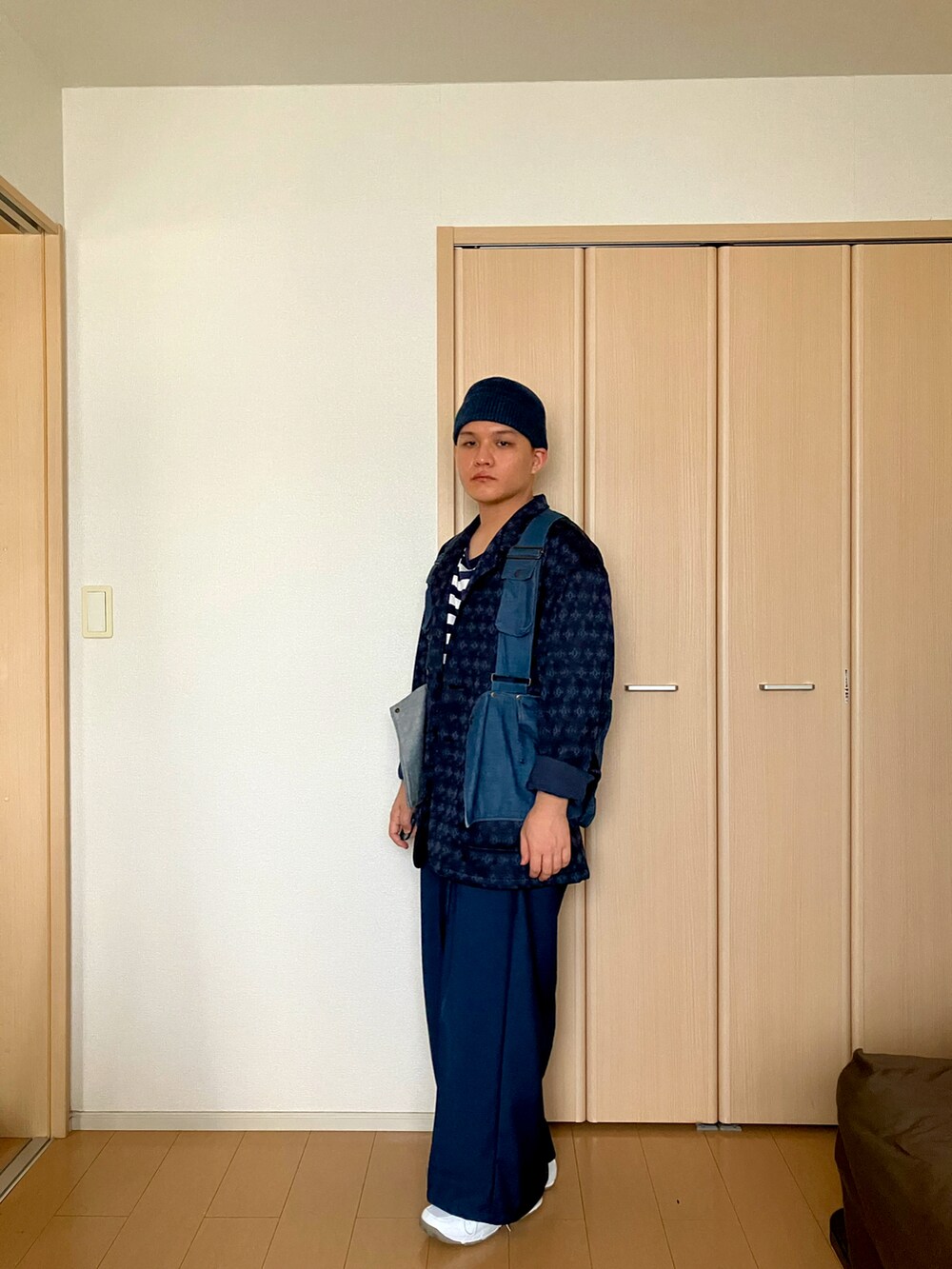 ブラウン系のテーラードジャケット、ブルー系のその他アウター、ブルー系のTシャツ/カットソーを着用したメンズの秋コーディネートの3枚目の写真