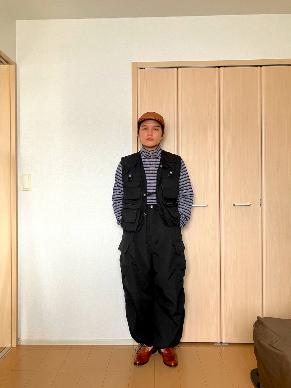 ブラック系のその他アウター、ベージュ系のカーゴパンツ、グレー系のTシャツ/カットソーを着用したメンズの秋コーディネートの3枚目の写真