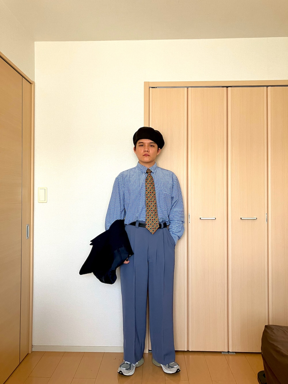 ブルー系のテーラードジャケット、ブルー系のシャツ/ブラウス、その他のネクタイを着用したメンズの夏コーディネートの3枚目の写真