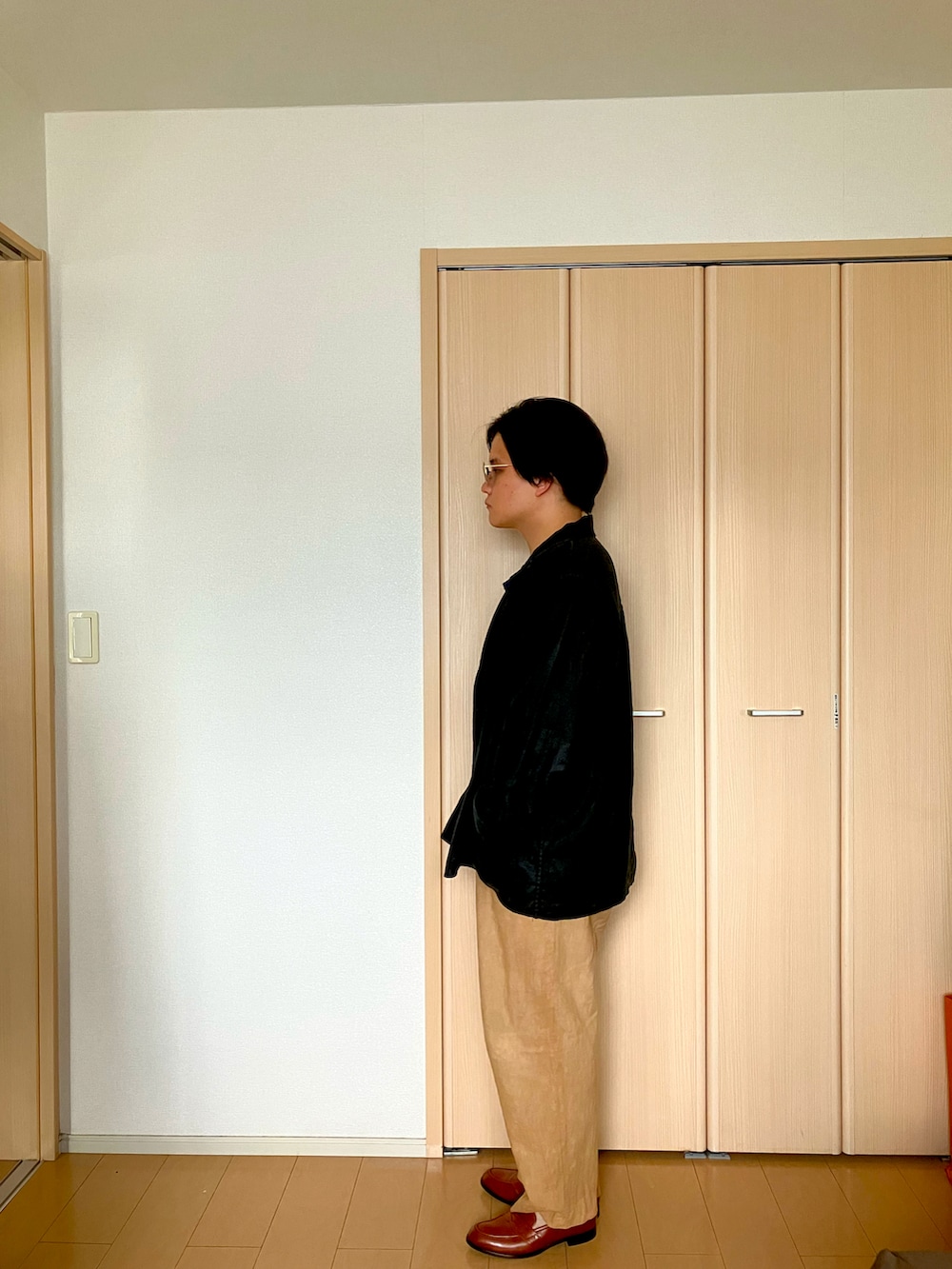 ブルー系のTシャツ/カットソー、ブラック系のテーラードジャケット、ブラウン系のローファーを着用したメンズの夏コーディネートの2枚目の写真