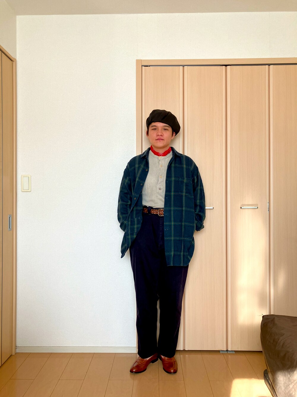 グリーン系のシャツ/ブラウス、グレー系のTシャツ/カットソー、ブルー系のチノパンツを着用したメンズの夏コーディネートの2枚目の写真