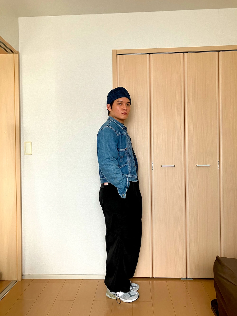 グリーン系のTシャツ/カットソー、ブルー系のデニムジャケット、ベージュ系のカーゴパンツを着用したメンズの秋コーディネートの2枚目の写真