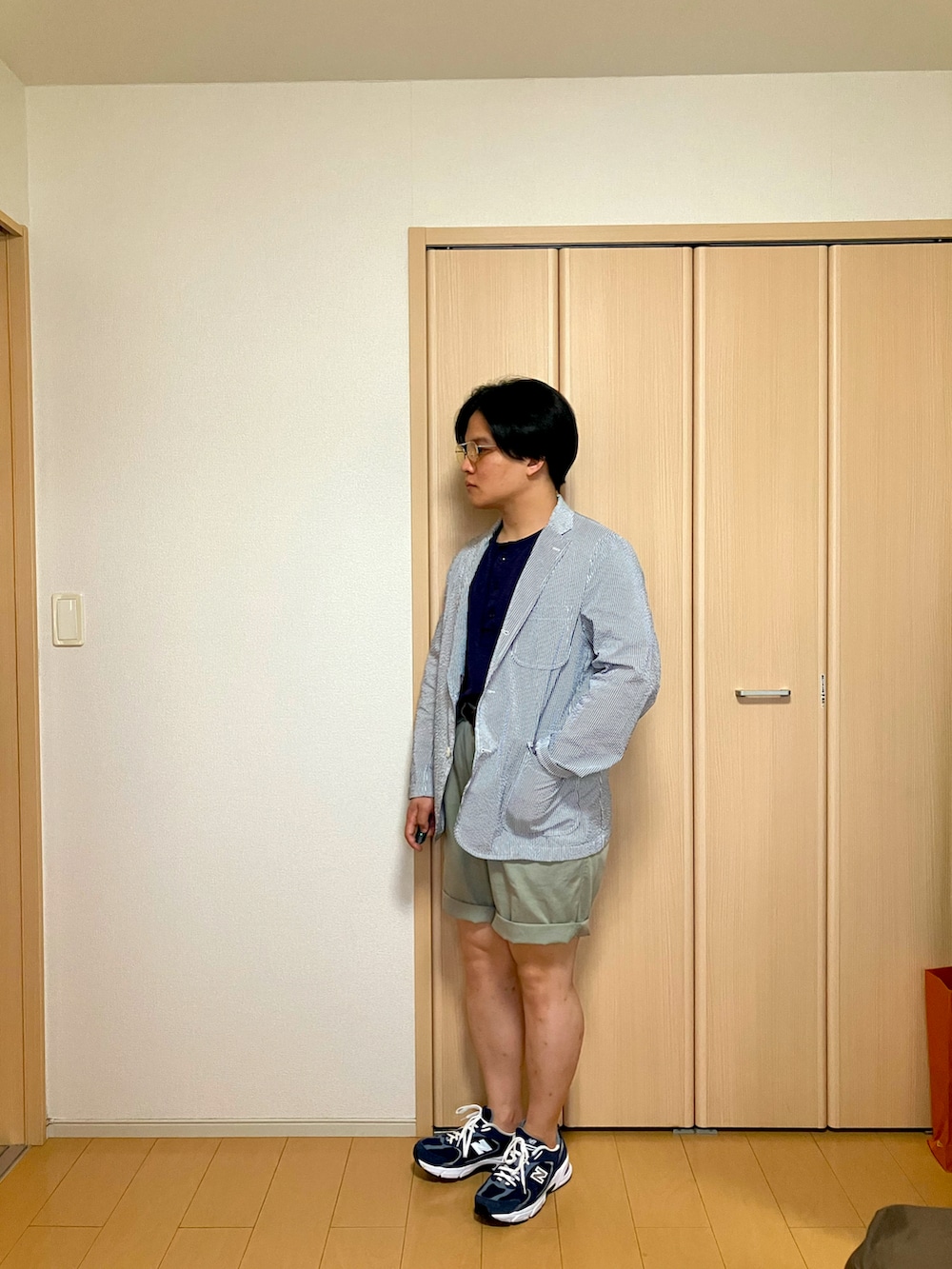 ブルー系のTシャツ/カットソー、ブルー系のテーラードジャケット、グリーン系のチノパンツを着用したメンズの夏コーディネートの2枚目の写真