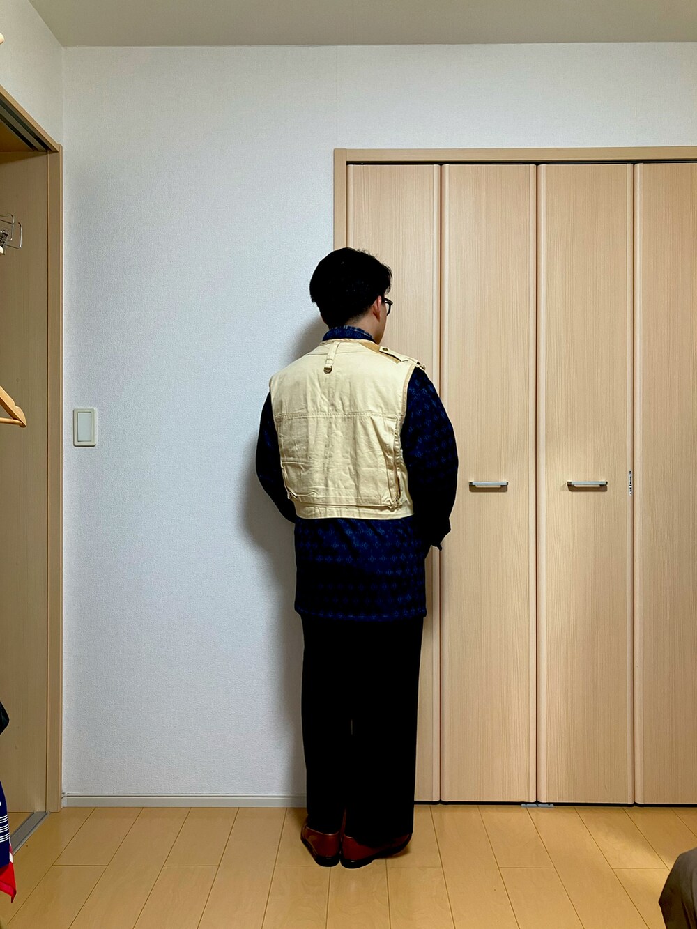 グレー系のスラックス、ブラウン系のローファー、ブラウン系のテーラードジャケットを着用したメンズの冬コーディネートの3枚目の写真