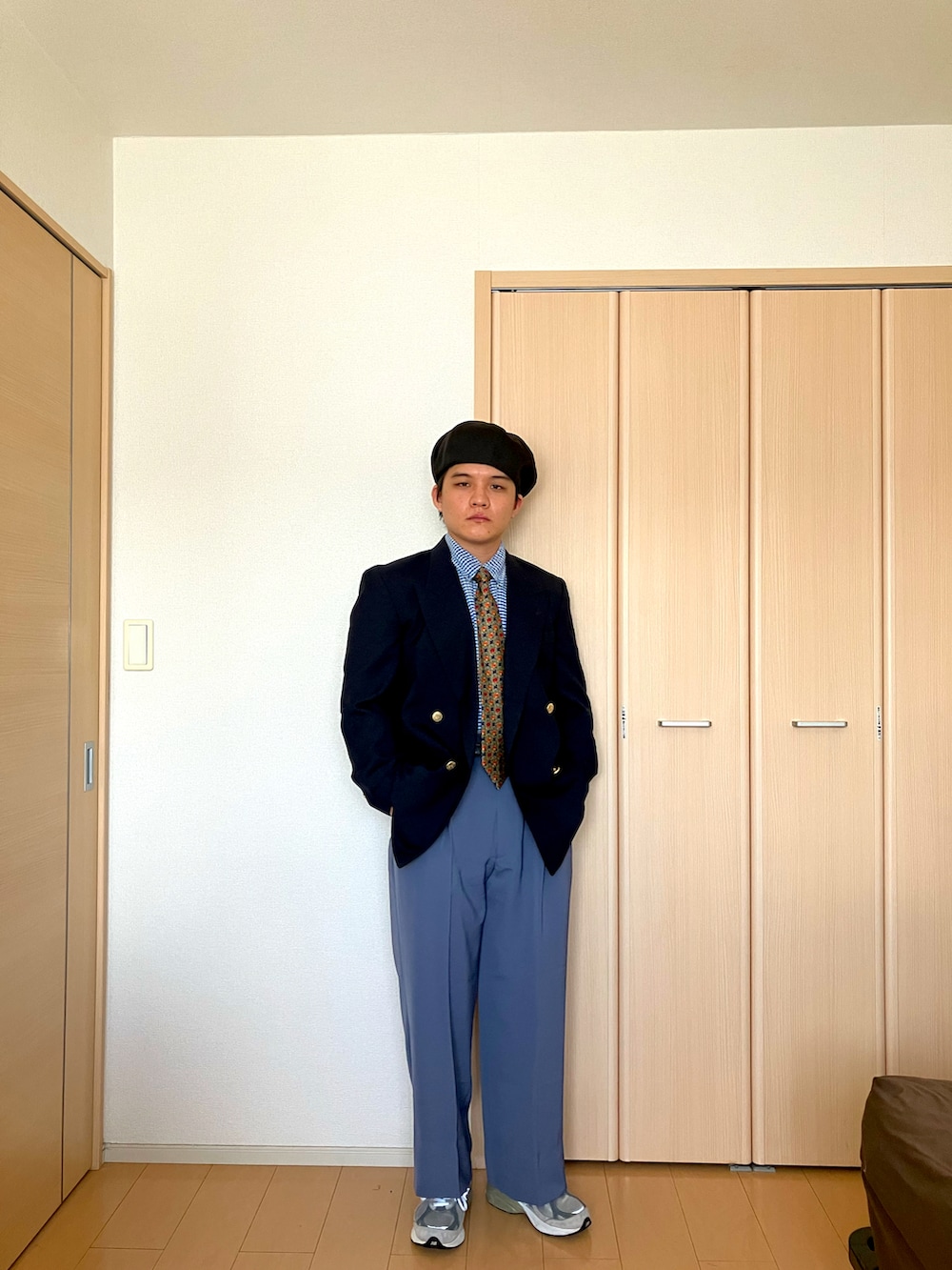 ブルー系のテーラードジャケット、ブルー系のシャツ/ブラウス、その他のネクタイを着用したメンズの夏コーディネートの2枚目の写真