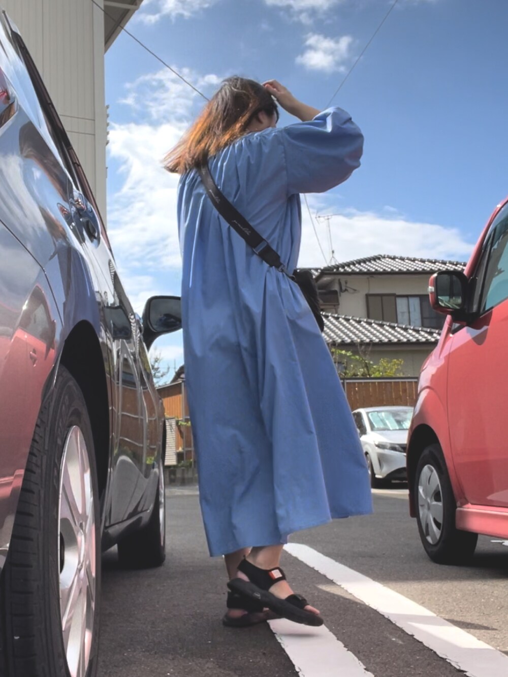 ブルー系のワンピースを着用したレディースの夏コーディネートの3枚目の写真