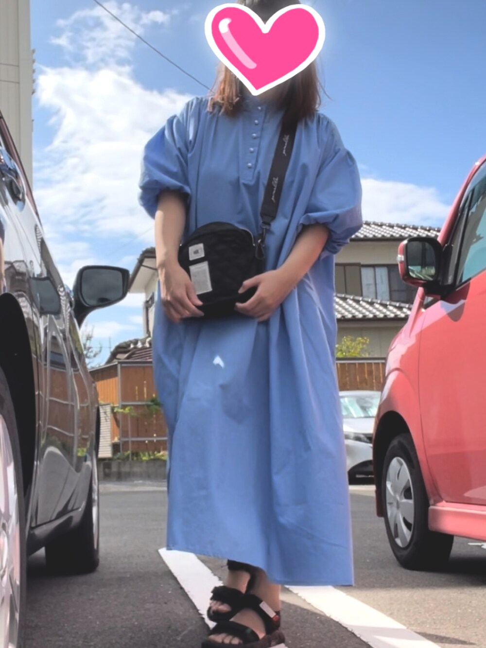 ブルー系のワンピースを着用したレディースの夏コーディネートの2枚目の写真