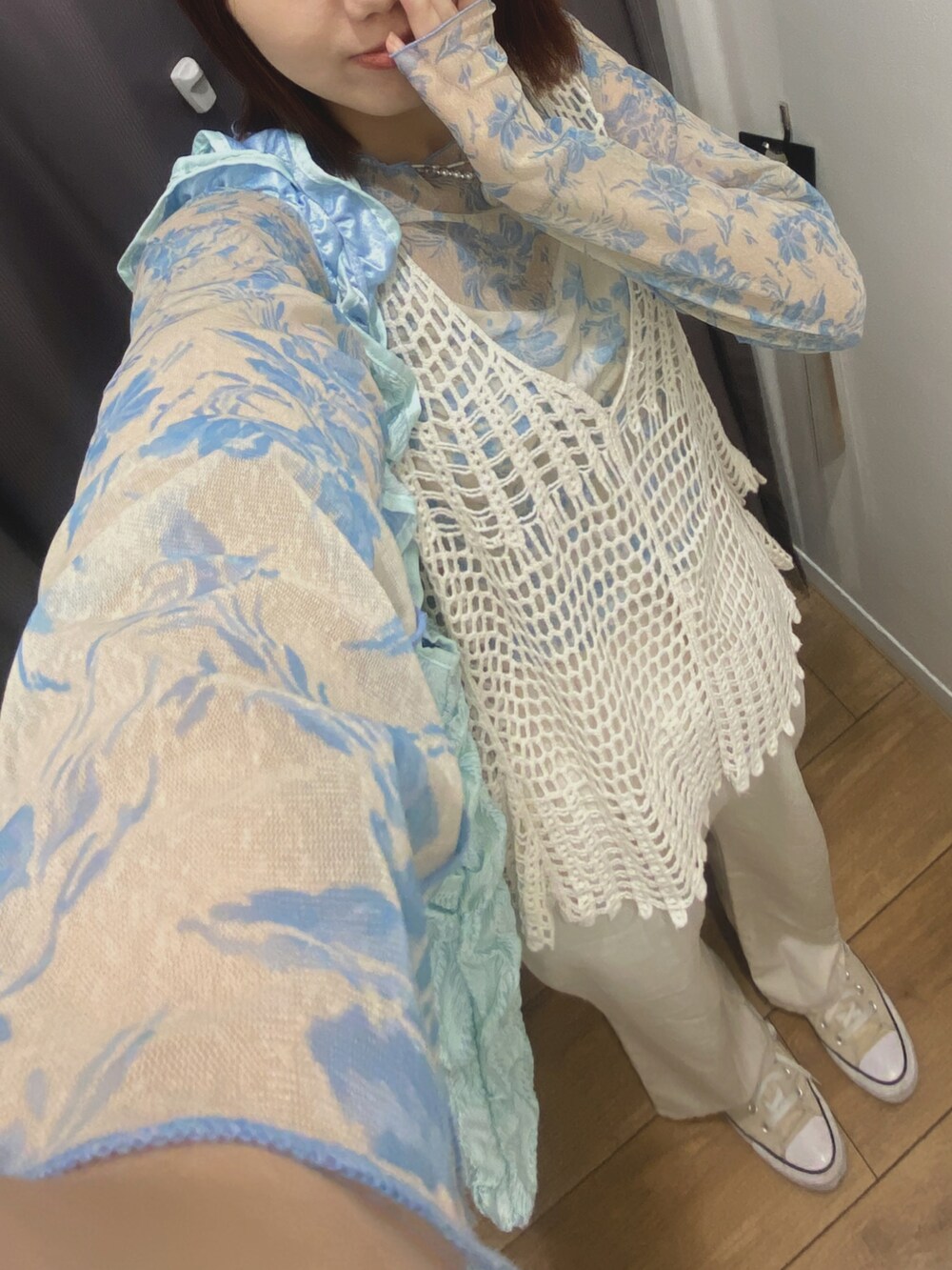 ブルー系のTシャツ/カットソー、ホワイト系のパンツ、ベージュ系のスニーカーを着用したレディースの秋コーディネートの2枚目の写真