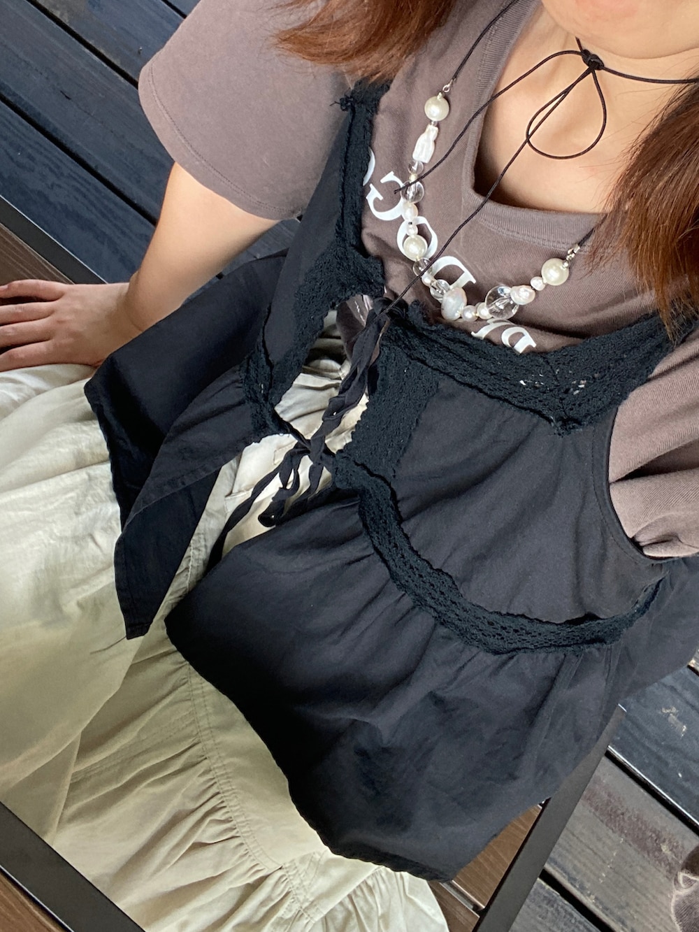 ホワイト系のスカート、ホワイト系のスニーカーを着用したレディースの夏コーディネートの2枚目の写真