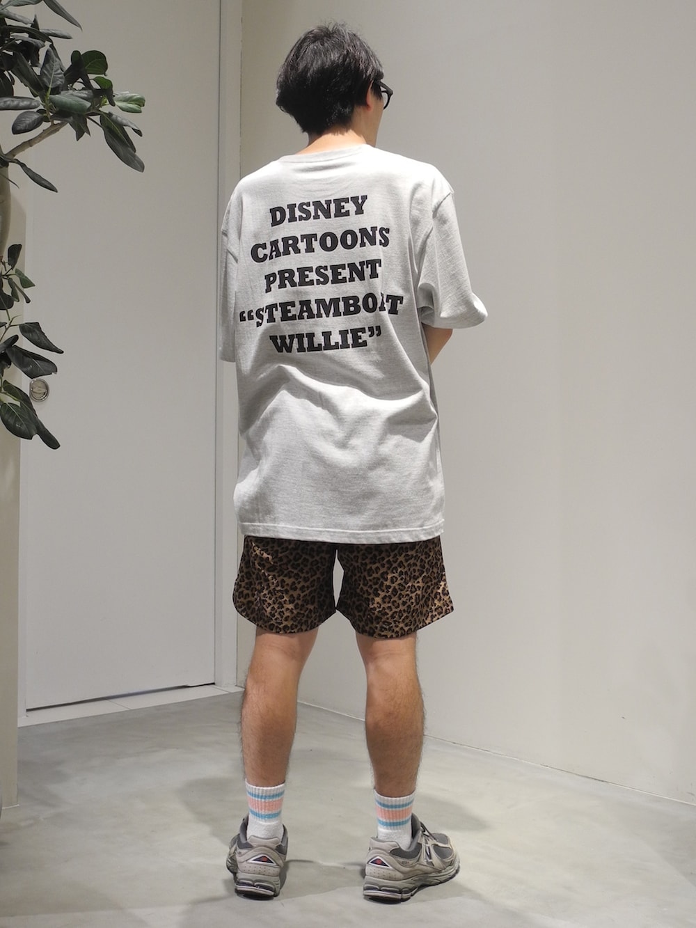 グレー系のスニーカー、グレー系のTシャツ/カットソー、ブラック系のメガネを着用したメンズの夏コーディネートの2枚目の写真