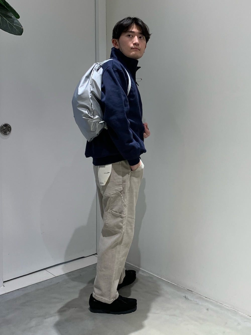 「春色、休日スタイル、スポーツミックス、デニム、デニムパンツ、チャオパニックティピー(CIAOPANIC TYPY)、reebok、リーボック(Reebok)、ハーフジップ、バッグ、ショルダーバッグ」｜「Clarksのクラークス　ワラビーGTX（モカシン/デッキシューズ、ブラック系）」を使った、watanabe0921さん（メンズ・166cm）の春コーディネートの2枚目の写真