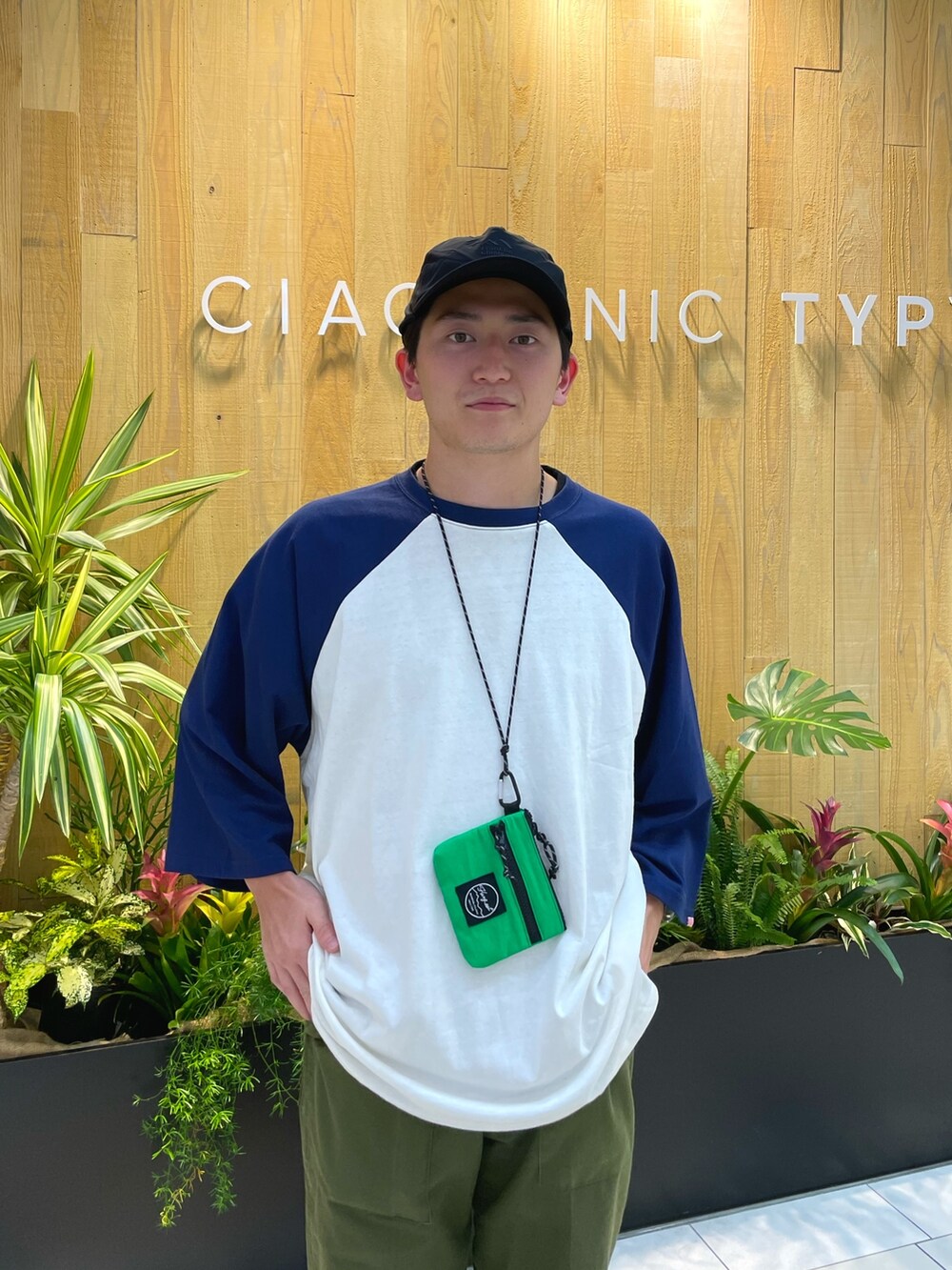 ブルー系のTシャツ/カットソー、グリーン系のショルダーバッグ、グリーン系のカーゴパンツを着用したメンズの夏コーディネートの2枚目の写真