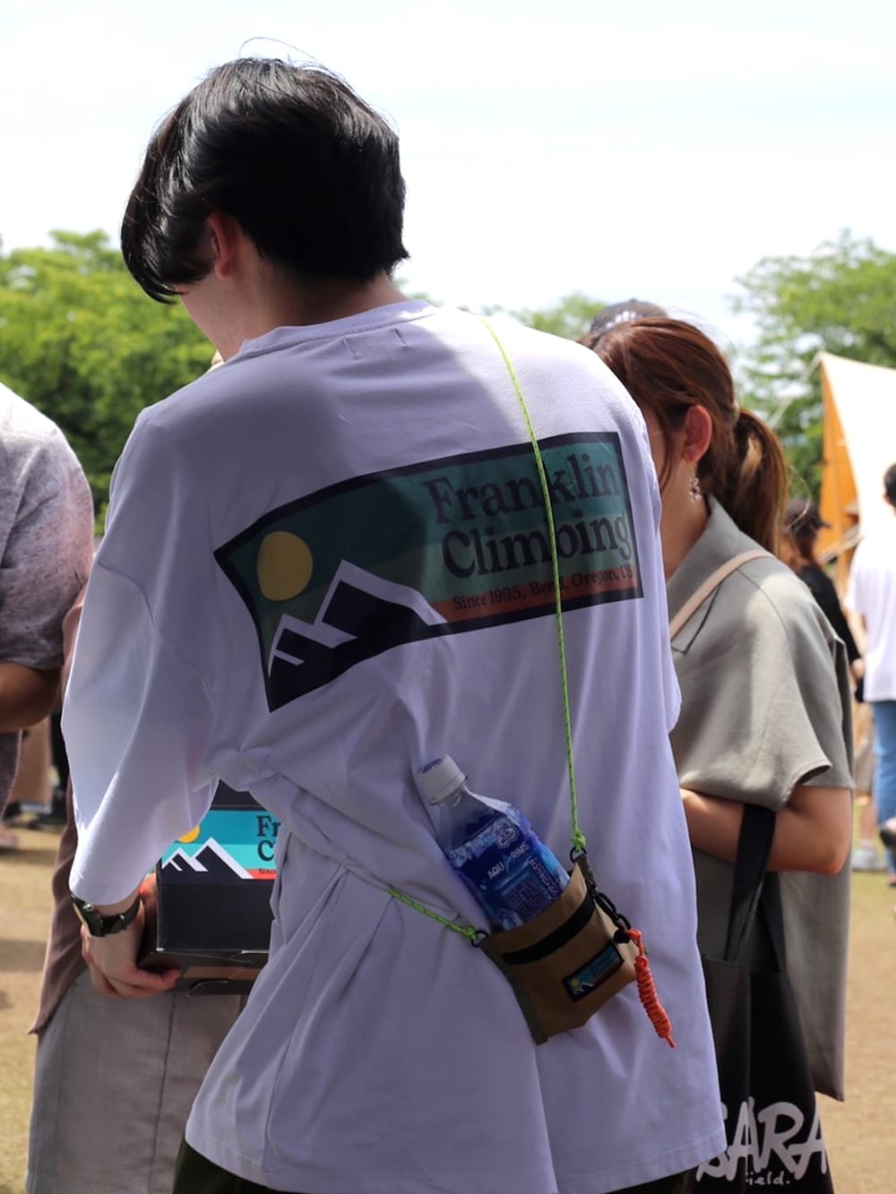 ブラック系のサンダル、ホワイト系のTシャツ/カットソーを着用したメンズの夏コーディネートの2枚目の写真