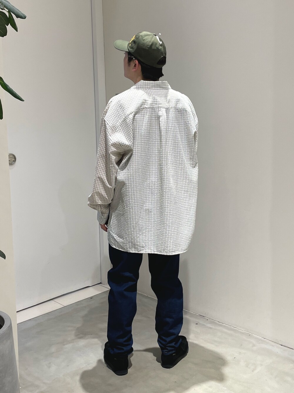 イエロー系のTシャツ/カットソー、ブラック系のモカシン/デッキシューズ、ホワイト系のシャツ/ブラウスを着用したメンズの春コーディネートの2枚目の写真