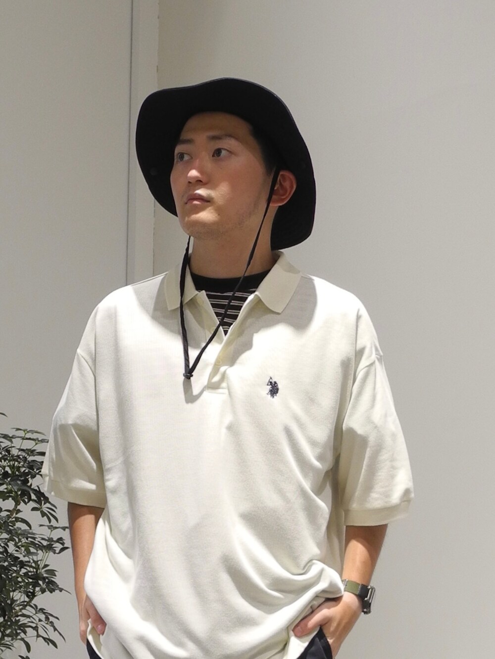 ブラック系のスニーカー、ブラック系のTシャツ/カットソー、ホワイト系のポロシャツを着用したメンズの夏コーディネートの2枚目の写真