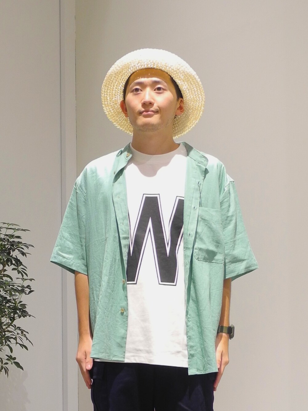 ホワイト系のTシャツ/カットソー、グリーン系のシャツ/ブラウス、ブルー系のカーゴパンツを着用したメンズの夏コーディネートの2枚目の写真