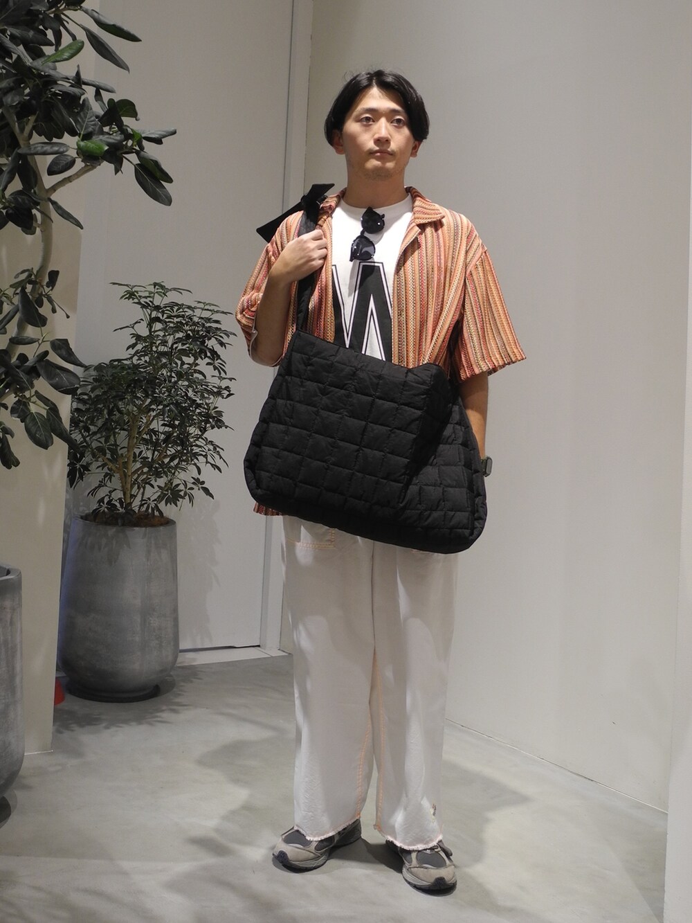 ブラック系のショルダーバッグ、オレンジ系のシャツ/ブラウス、ホワイト系のTシャツ/カットソーを着用したメンズの夏コーディネートの2枚目の写真