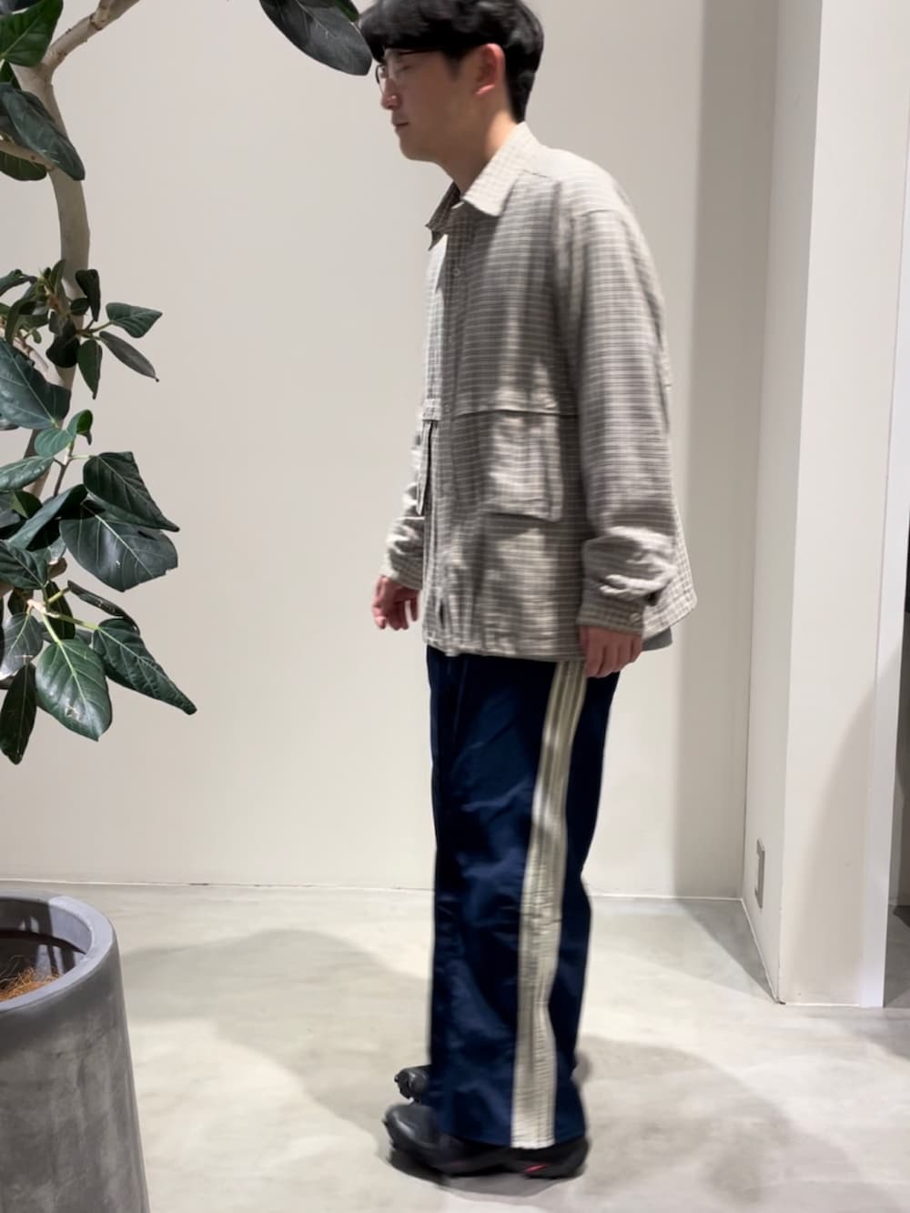 ブラック系のスニーカー、ブルー系のスウェットパンツ、ホワイト系のシャツ/ブラウスを着用したメンズの秋コーディネートの2枚目の写真