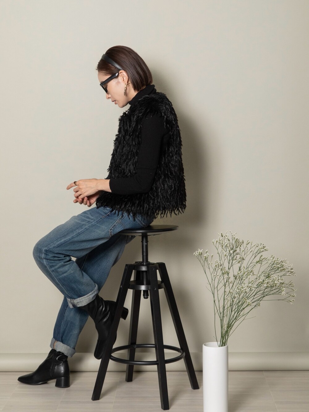 「mhbg、mhbgtokyo、lodie、ロディスタイル、お出かけコーデ、古着MIX、秋服準備はじめました、きれいめカジュアル、デニム、ベスト」｜「MHBG TOKYOのふわふわ シャギーショートベスト（ベスト、ブラック系）」を使った、lodieさん（レディース・160cm）の夏コーディネートの4枚目の写真