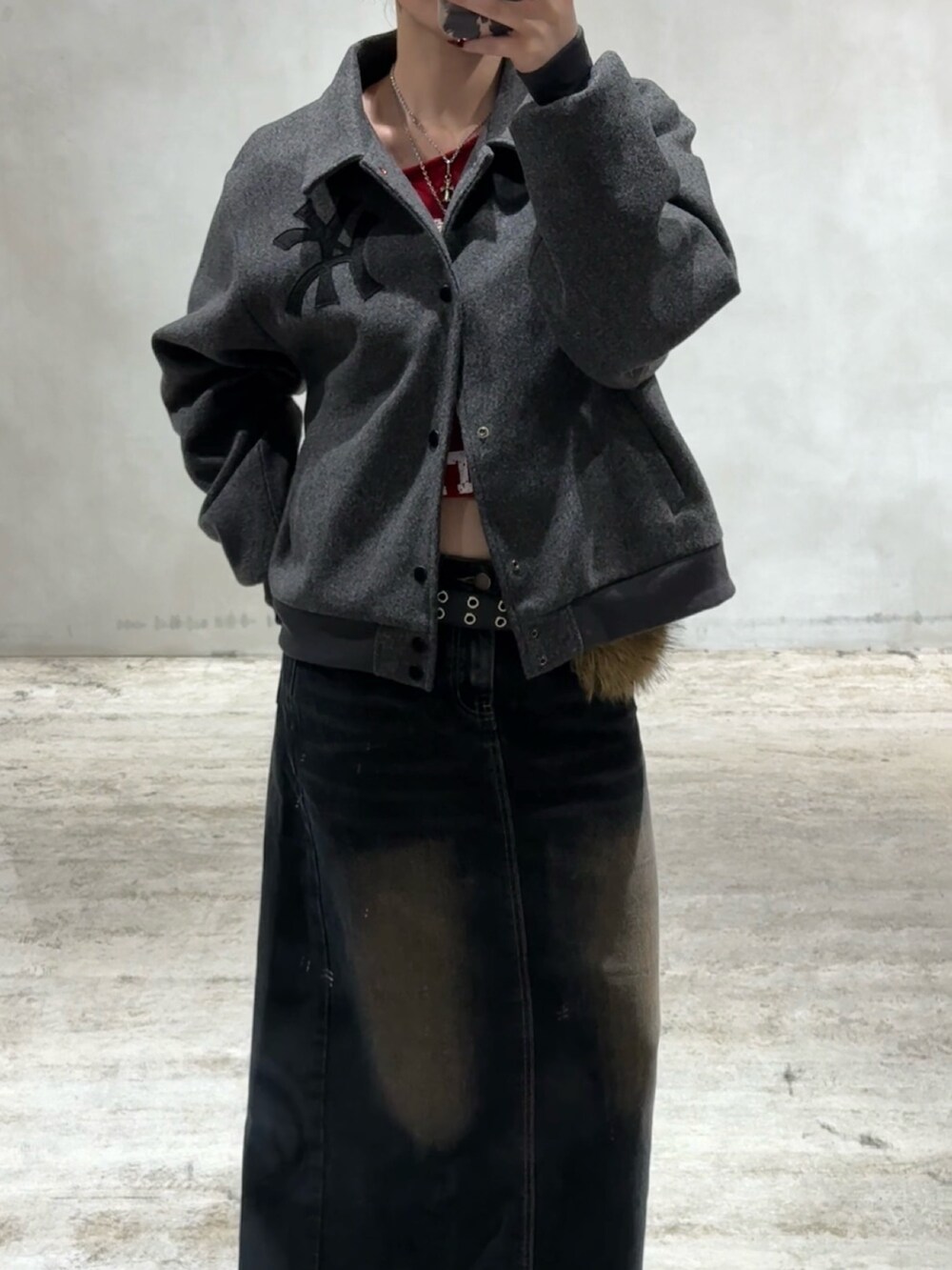 レッド系のスウェット、ベージュ系のベルトを着用したレディースの秋コーディネートの2枚目の写真