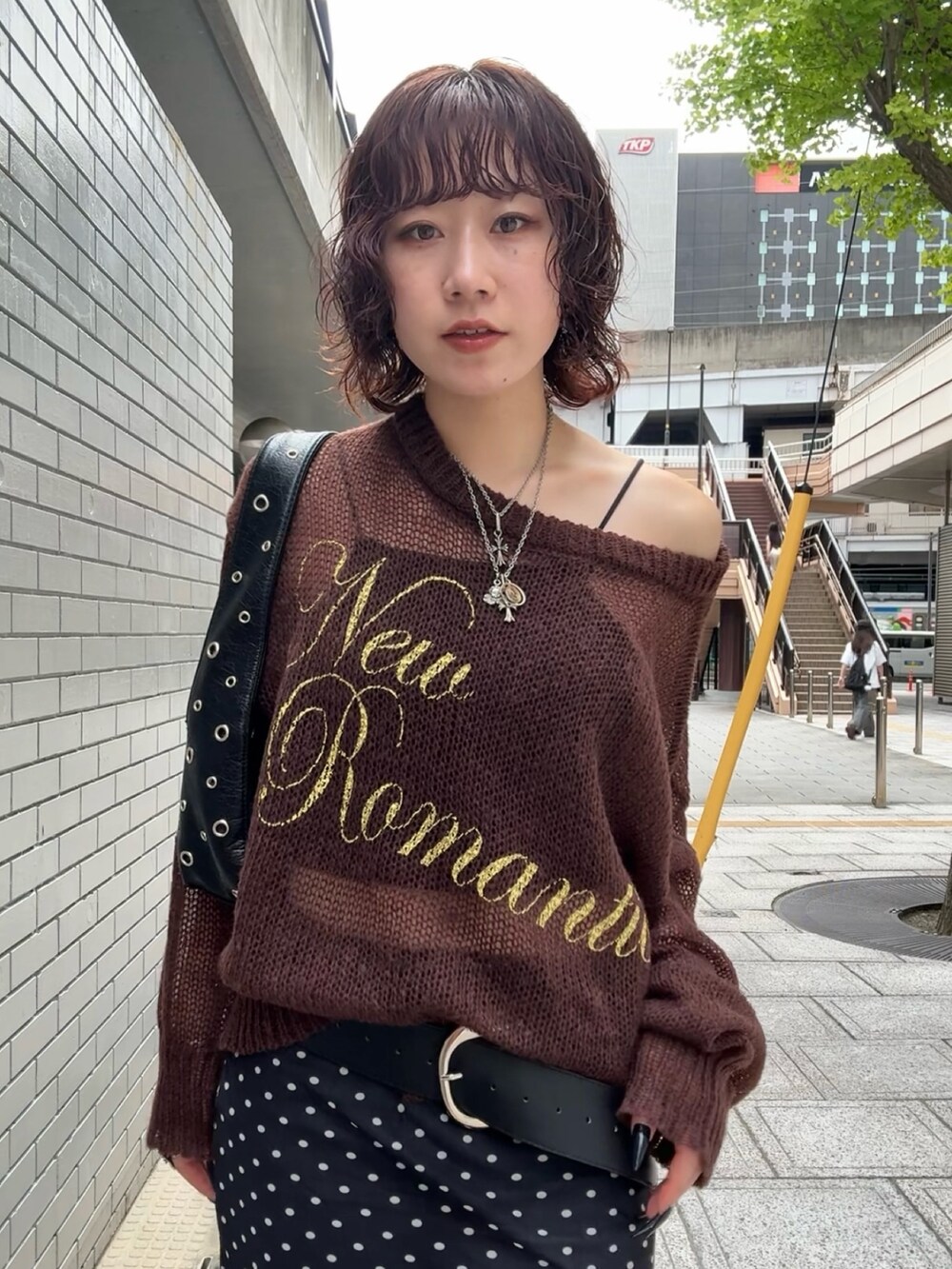 ブラウン系のTシャツ/カットソー、ブラック系のショルダーバッグ、ホワイト系のパンプスを着用したレディースの秋コーディネートの2枚目の写真