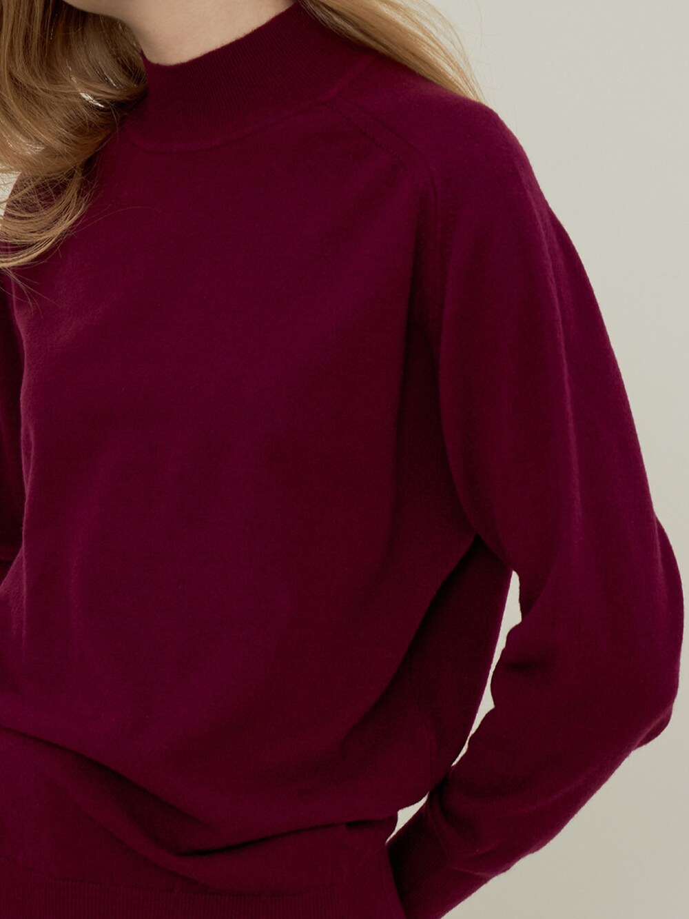 パープル系のニット/セーターを着用したレディースの冬コーディネートの2枚目の写真