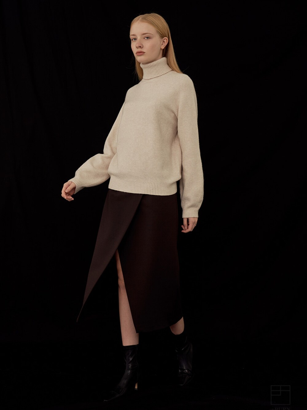 ベージュ系のニット/セーターを着用したレディースの冬コーディネートの3枚目の写真