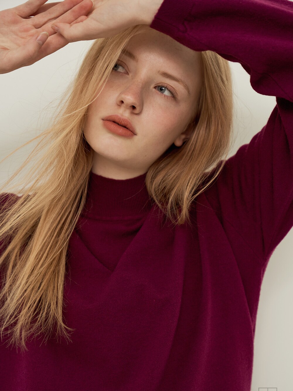 パープル系のニット/セーター、パープル系のニット/セーターを着用したレディースの冬コーディネートの3枚目の写真