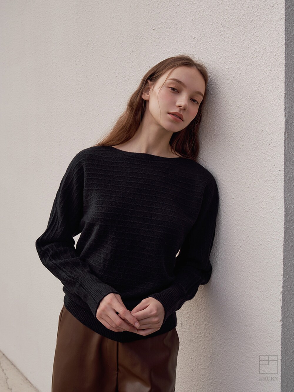 ブラック系のニット/セーターを着用したレディースの冬コーディネートの4枚目の写真