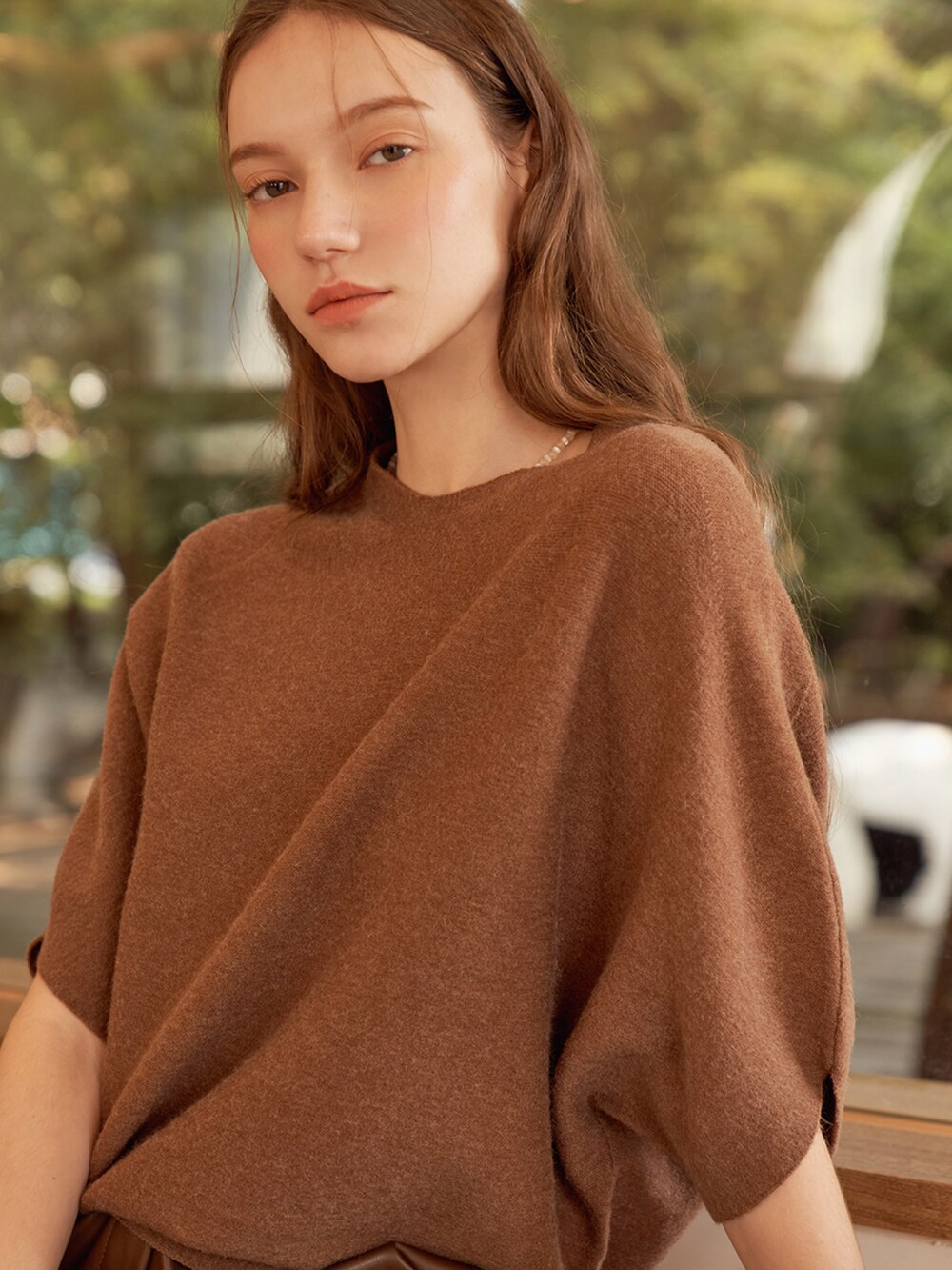 ブラウン系のニット/セーターを着用したレディースの冬コーディネートの4枚目の写真