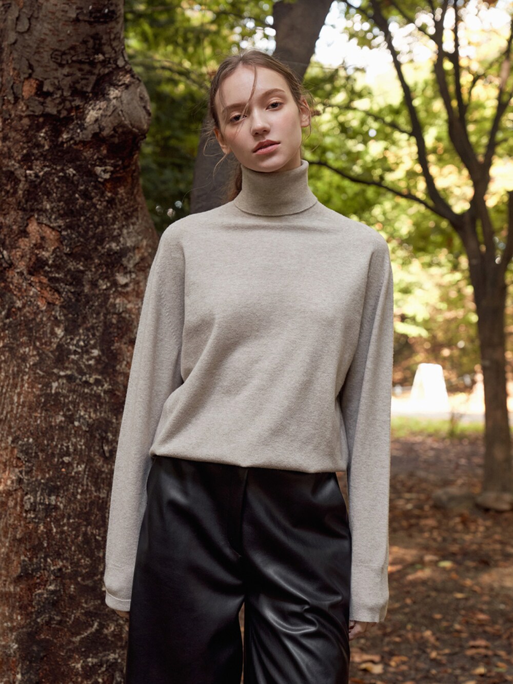 ベージュ系のニット/セーターを着用したレディースの冬コーディネートの5枚目の写真