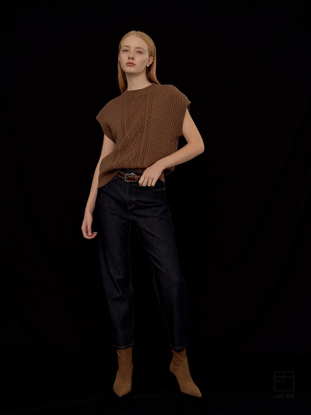 ブラウン系のニット/セーターを着用したレディースの冬コーディネートの3枚目の写真