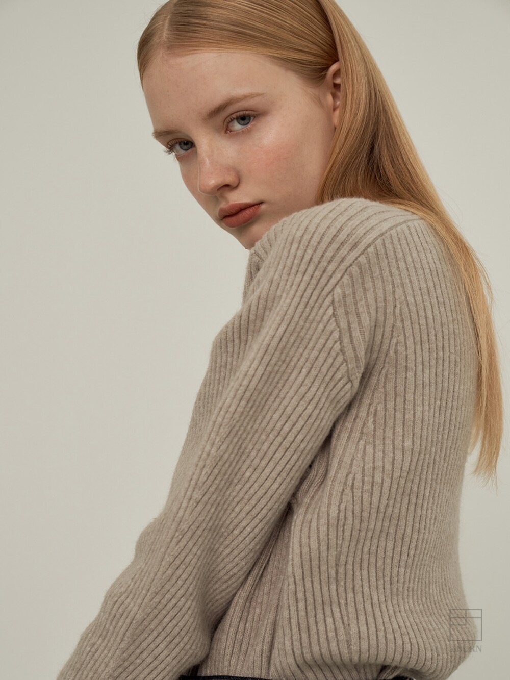 ベージュ系のニット/セーターを着用したレディースの冬コーディネートの4枚目の写真