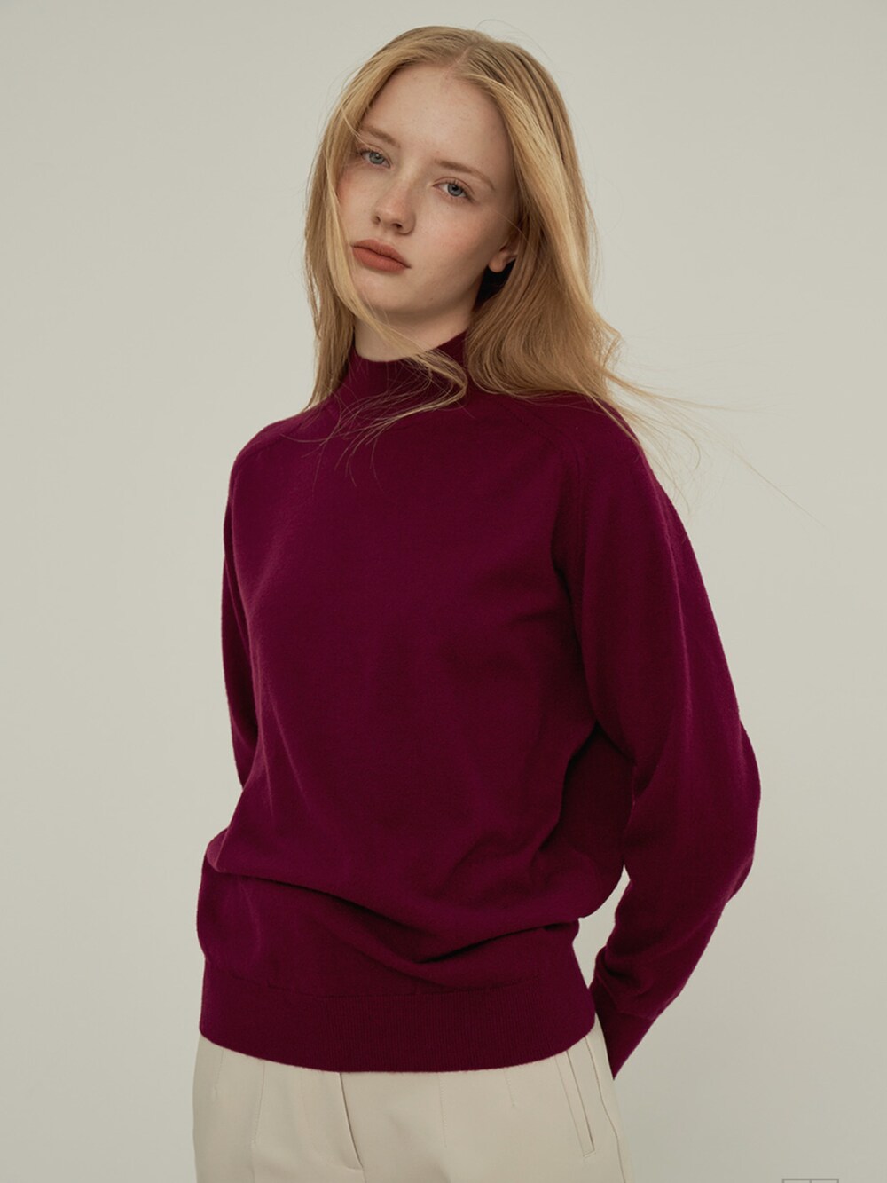 パープル系のニット/セーター、パープル系のニット/セーターを着用したレディースの冬コーディネートの4枚目の写真