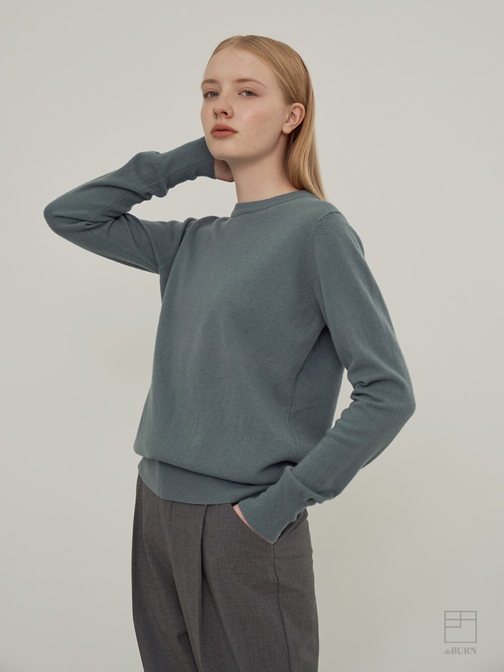 ブルー系のニット/セーターを着用したレディースの冬コーディネートの3枚目の写真