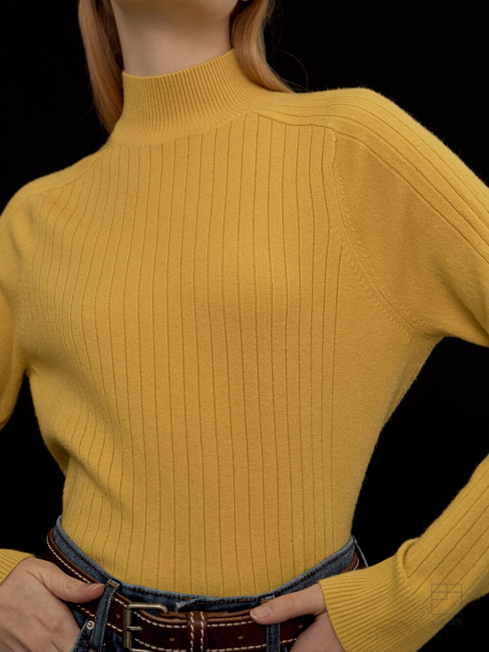 イエロー系のニット/セーターを着用したレディースの冬コーディネートの3枚目の写真