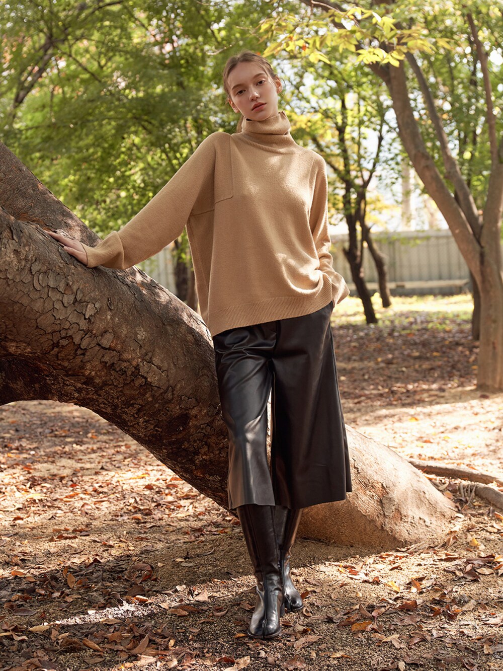 ベージュ系のニット/セーターを着用したレディースの冬コーディネートの4枚目の写真